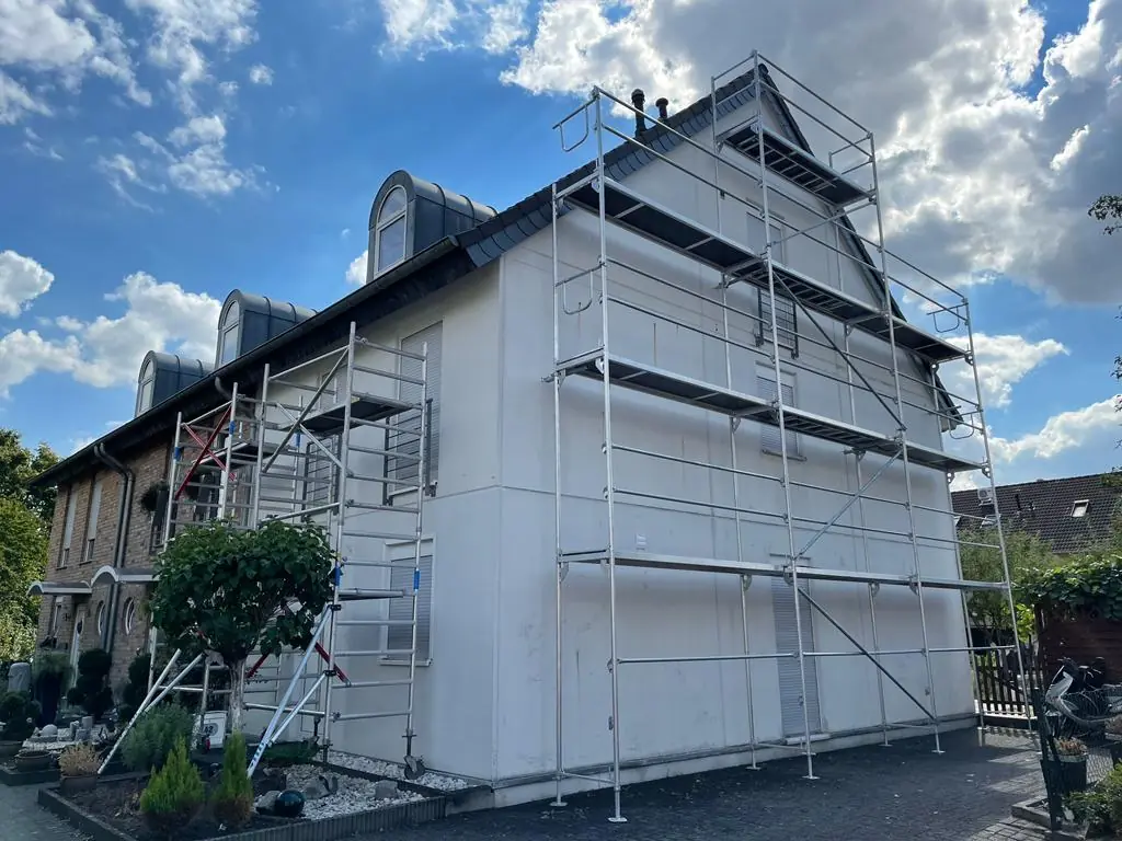 Projektfoto wohnhausfassade weiss