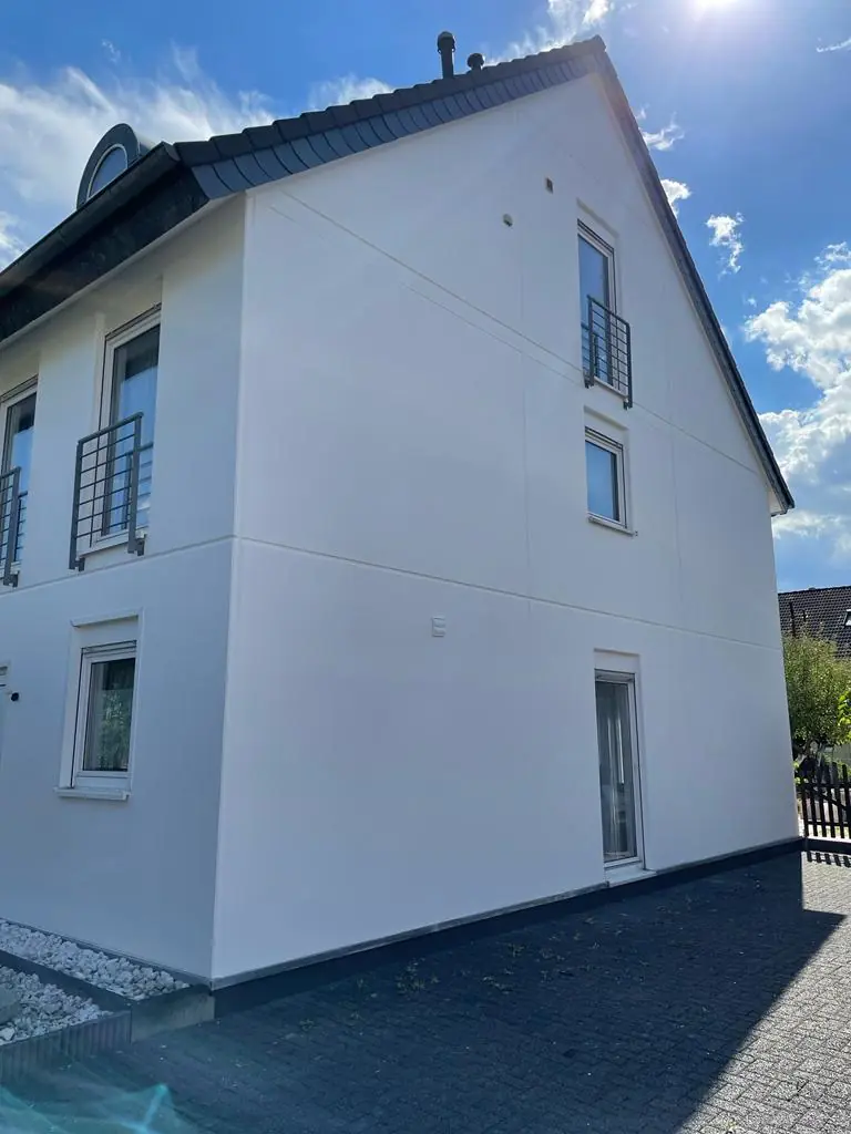 Projektfoto wohnhausfassade weiss