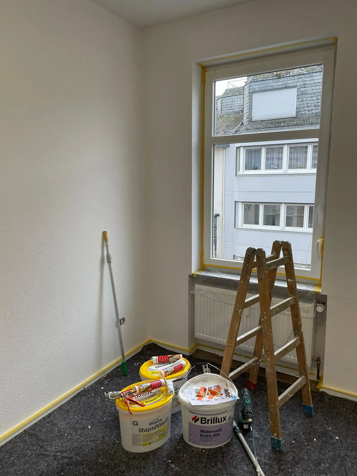 Renovierter Wohnraum mit neuem Anstrich
