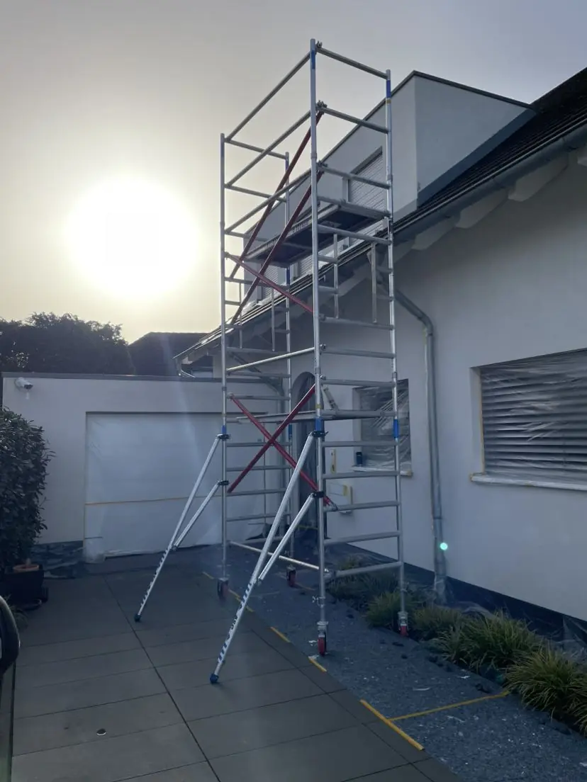 Projektfoto fassadenmodernisierung grau weiss