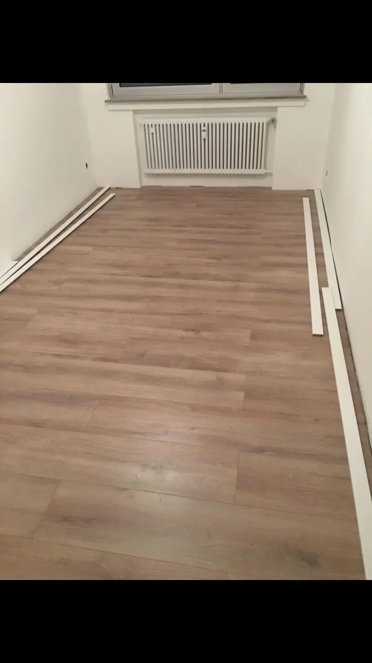 Neu verlegter Bodenbelag im Eingangsbereich