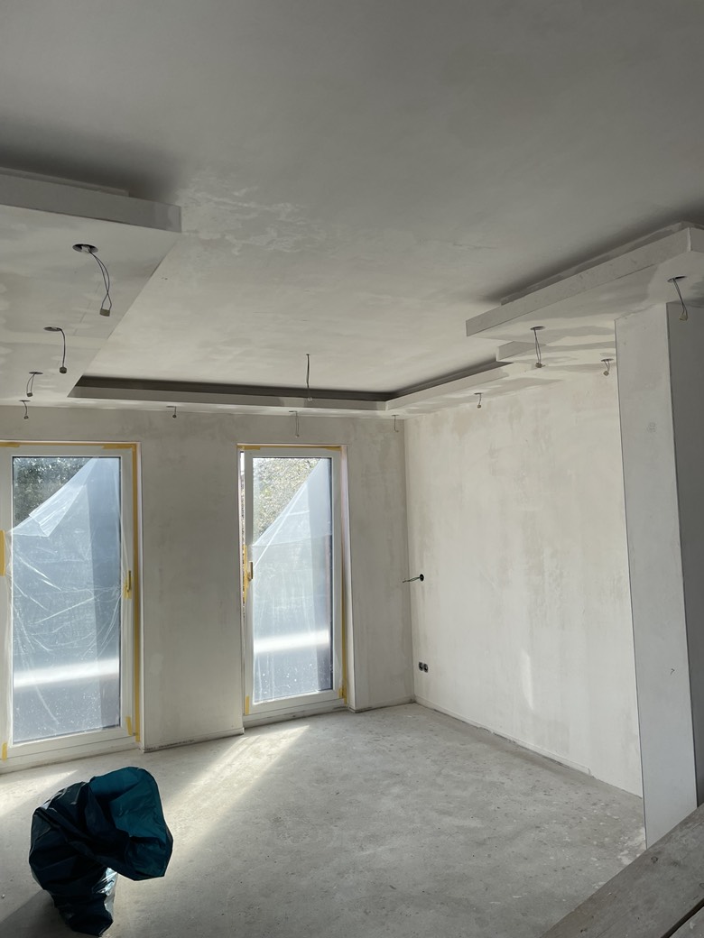 Abgehängte Decke mit indirekter Beleuchtung im fertiggestellten Trockenbau