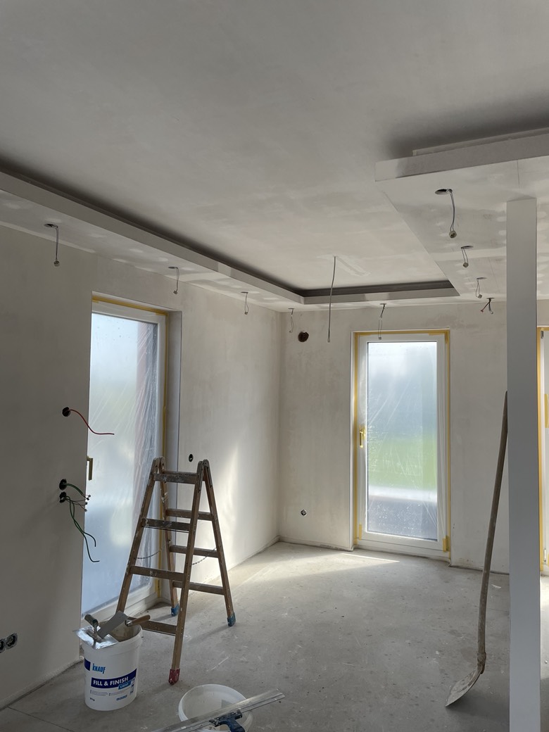 Trockenbauwand mit gestalteter Nische im Wohnraum