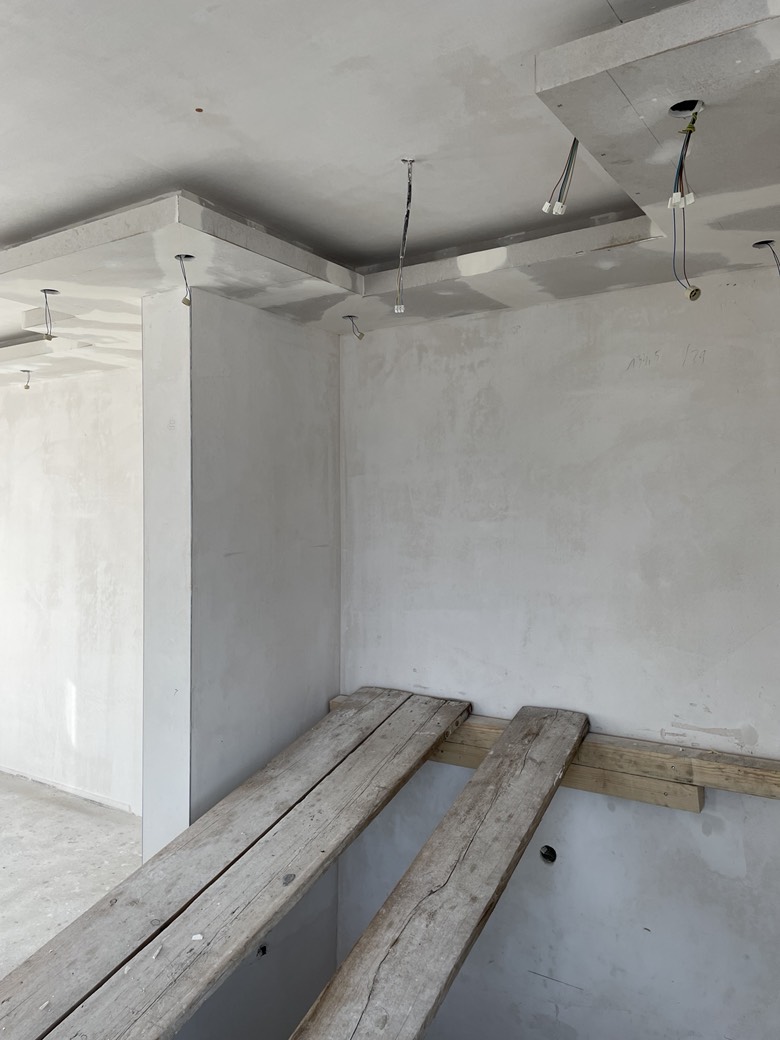 Fertiggestellte Trockenbauflächen an Wand und Decke