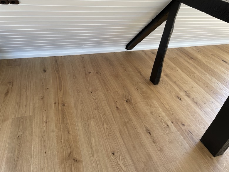 Fertig renovierter Dachgeschossraum mit neuem Boden