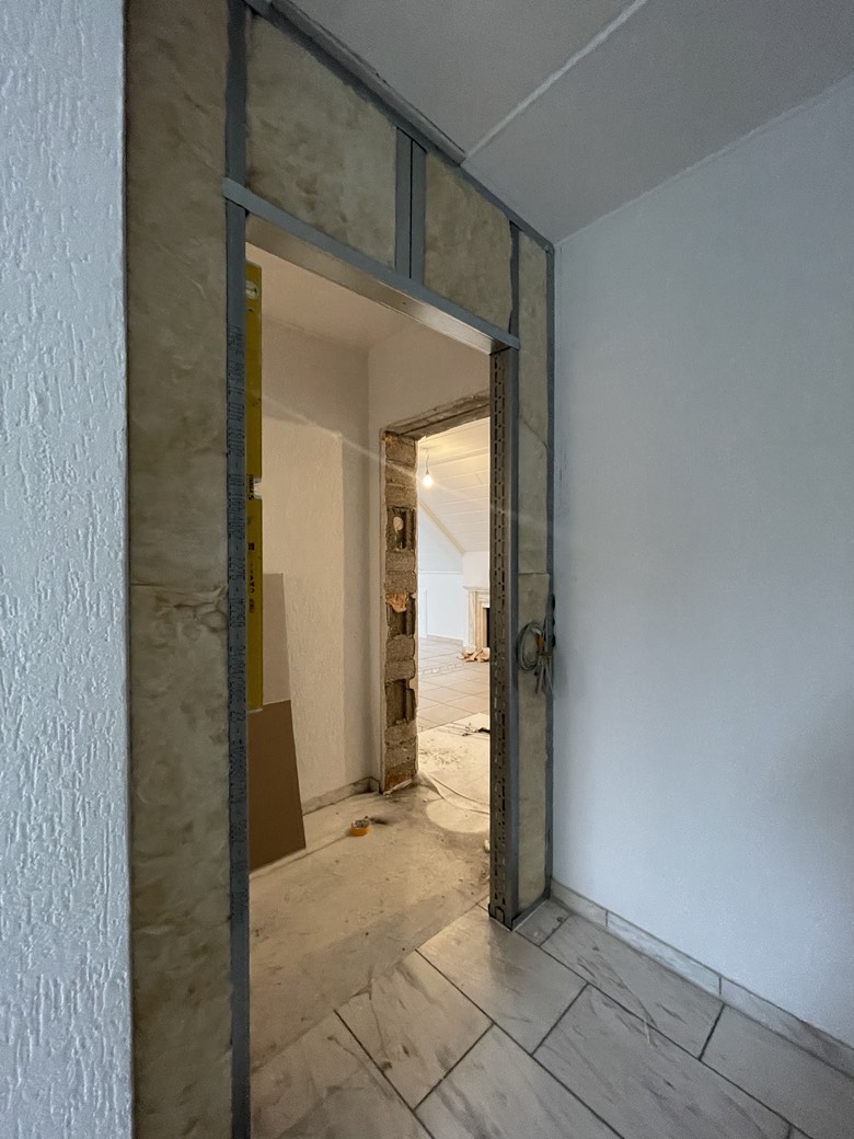 Wandöffnung während der Trockenbauarbeiten